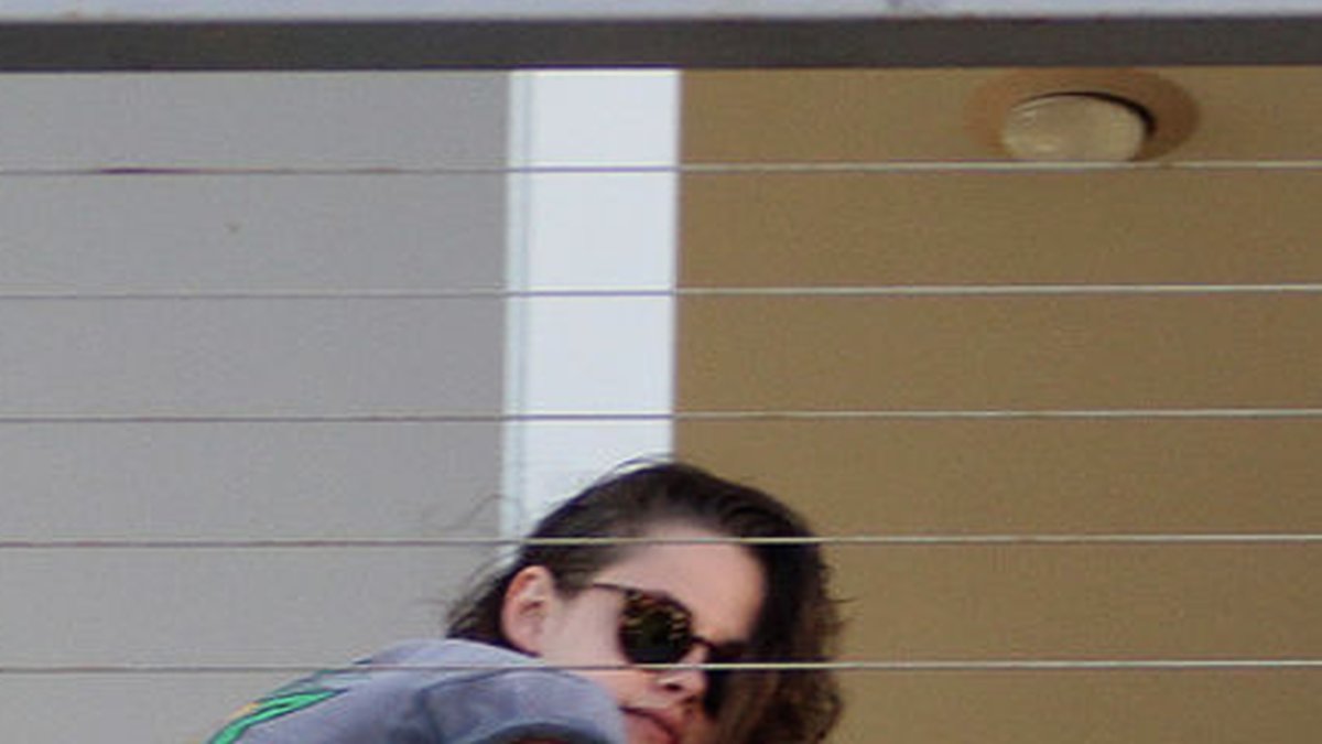 Kristen Stewart gosar med kärleken Alicia. 